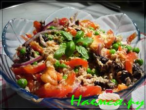 Салат с тунцом, паприкой, черносливом и зеленым горошком