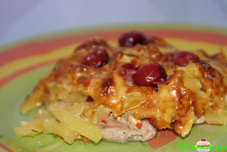 Свинина с ананасом и вишней