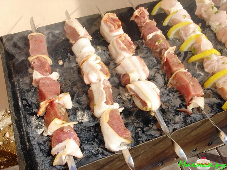 Шашлык из мяса ягненка с беконом