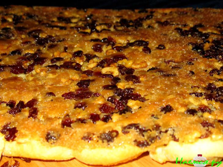 Перевёрнутый пирог из розеток, с изюмно-ореховой корочкой