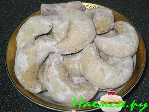 Печенье "полумесяцы" с грецкими орехами Печенье "полумесяцы" с грецкими орехами