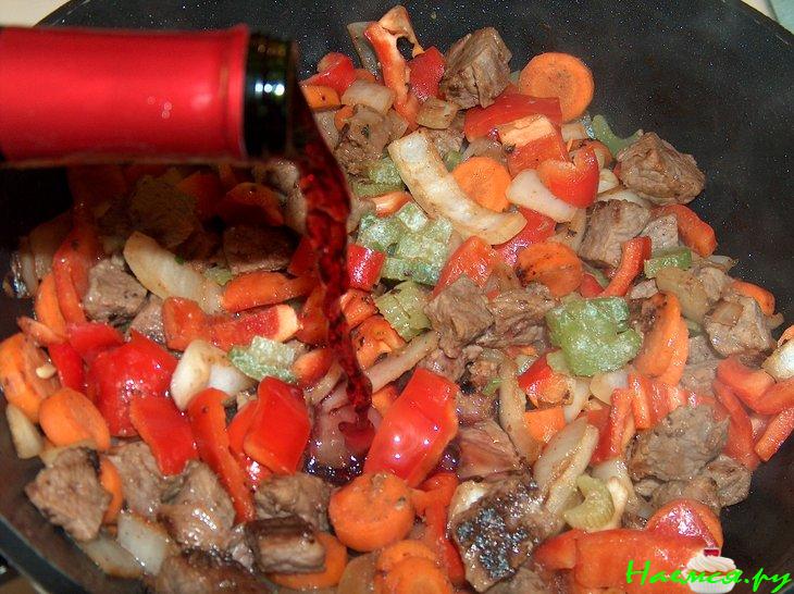 Гуляш говяжий с сельдереем в красном вине с томатом Гуляш говяжий с сельдереем в красном вине с томатом