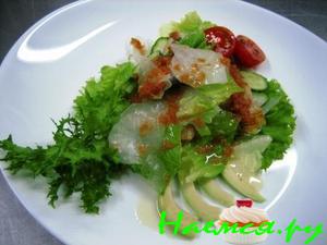 Салат с копченой рыбой в икорном соусе Салат с копченой рыбой в икорном соусе