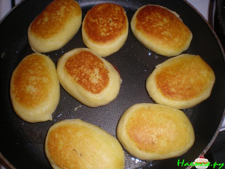 Картофельные котлеты с подливкой из сушёных грибов Картофельные котлеты с подливкой из сушёных грибов