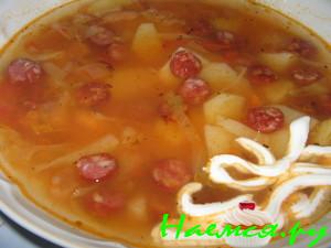 Суп с охотничьими колбасками и фасолью