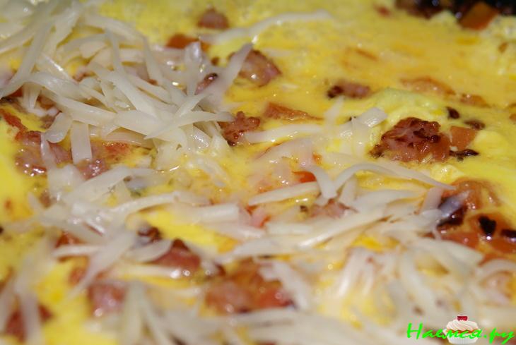 Омлет с ветчиной, луком, сыром и помидорами Омлет с ветчиной, луком, сыром и помидорами