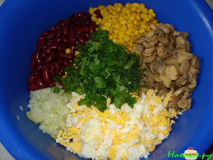 Салат овощной с яйцом