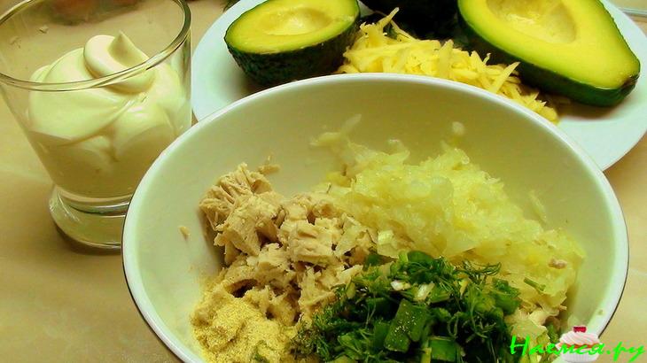 Лодочки авокадо, запеченные с курятиной Лодочки авокадо, запеченные с курятиной