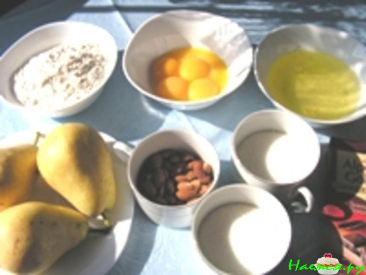 Бисквитные пирожные с грушами и с миндалем Бисквитные пирожные с грушами и с миндалем