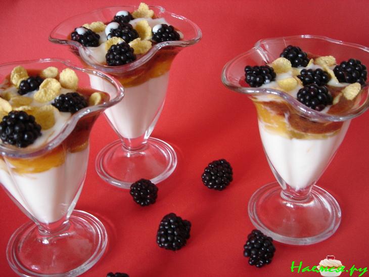 Десерт из йогурта с фруктами Десерт из йогурта с фруктами