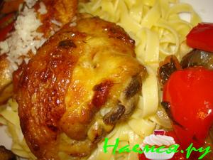 Петух с овощами на подушке из фетуччини