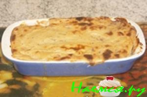 Мясо варенное, запеченное с яблоками в молочном соусе