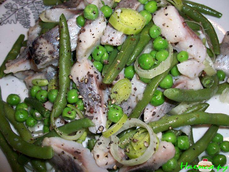 Селёдочный салат с горошком и фасолью