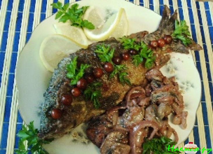 Карп в клюквенно-грибном соусе