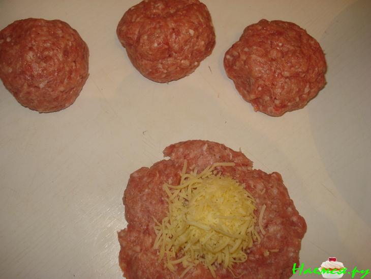 Котлеты с копчёным сыром и соусом из сладкого перца Котлеты с копчёным сыром и соусом из сладкого перца