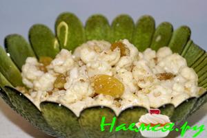 Салат из цветной капусты с изюмом, орехами и чесноком