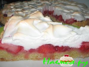 Пирог клубничный с безе