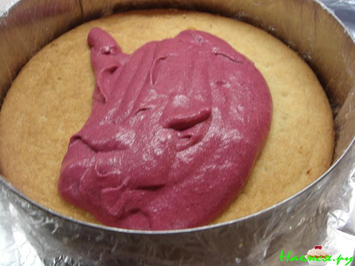 Миндальный торт с муссом из черной смородины