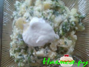 Картофель с зеленью и сметаной