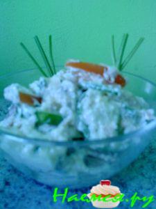 Овощной салат с творогом и чесноком