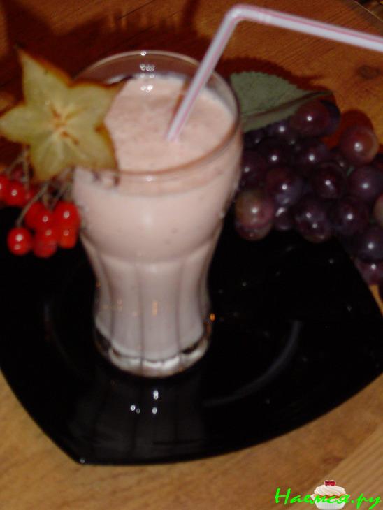 Коктейль кисло-молочный с бананами и ягодами