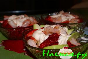 Салат-коктейль из авокадо с креветками и клубникой