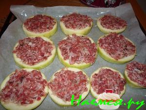 Фаршированный кабачок рисом и фаршем с чесноком