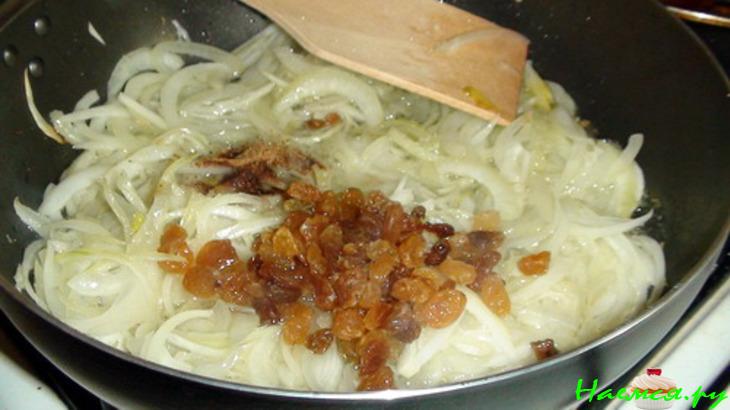 Капуста тушёная с изюмом, яблоками и мускатом Капуста тушёная с изюмом, яблоками и мускатом