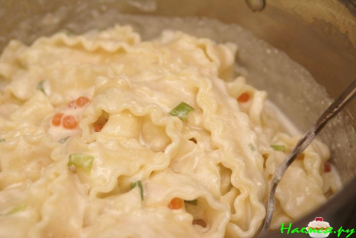 Лингвини со сливочным соусом, красной икрой и креветками Лингвини со сливочным соусом, красной икрой и креветками