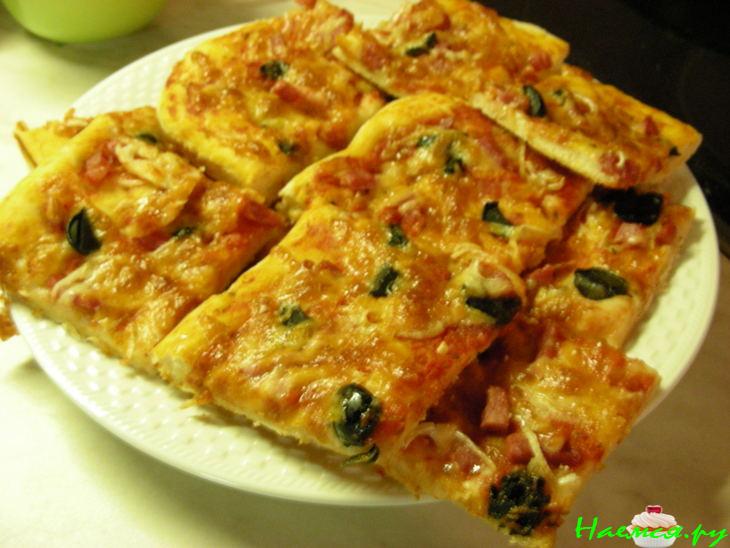 Пицца с грудинкой и оливками&nbsp; 