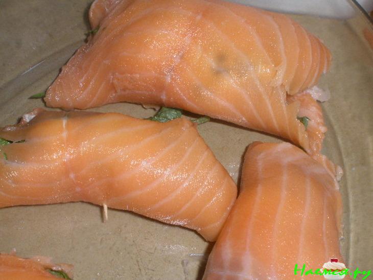 Лосось в сливочном соусе с грибами и орешками