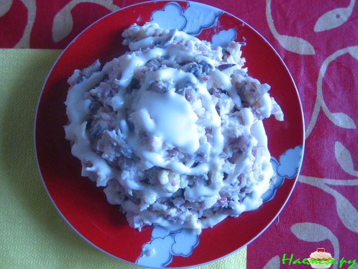 Салат грибной с красным луком и всем что попалось под руку