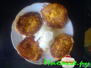 Творожники морковные с яблочным гарниром