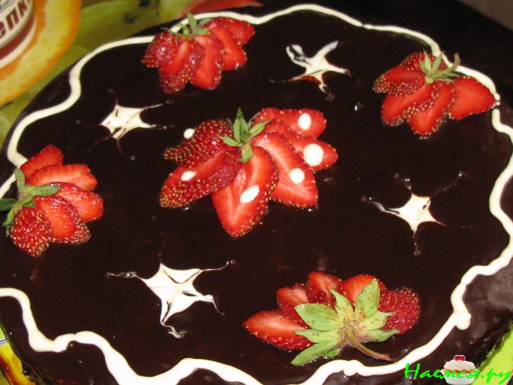 Торт с клубникой, вкусный и влажный