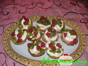 Корзиночки с кремом панакотта и фруктами