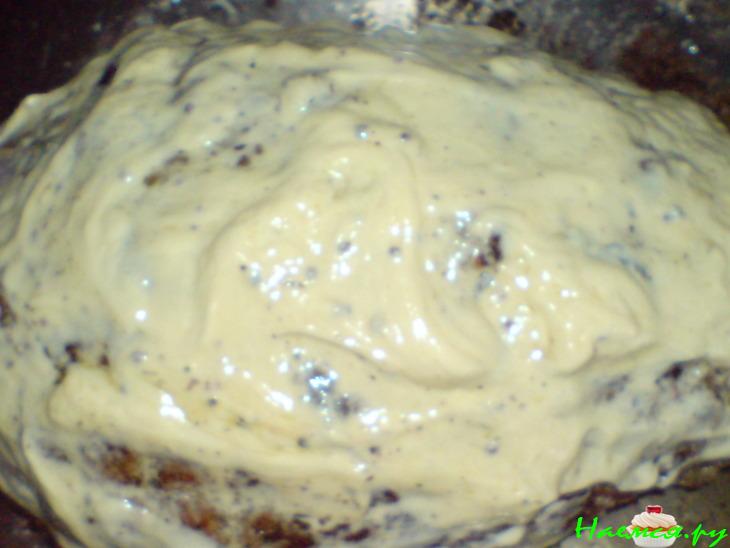 Мясо, запеченное под сметанно-горчичным кремом и нашпигованое черносливом