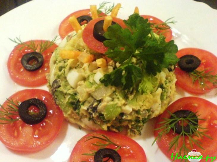 Салат с печенью трески и авокадо ...