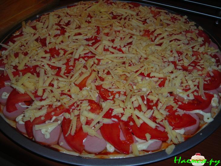 Пицца (сыр, помидоры, сосиски)