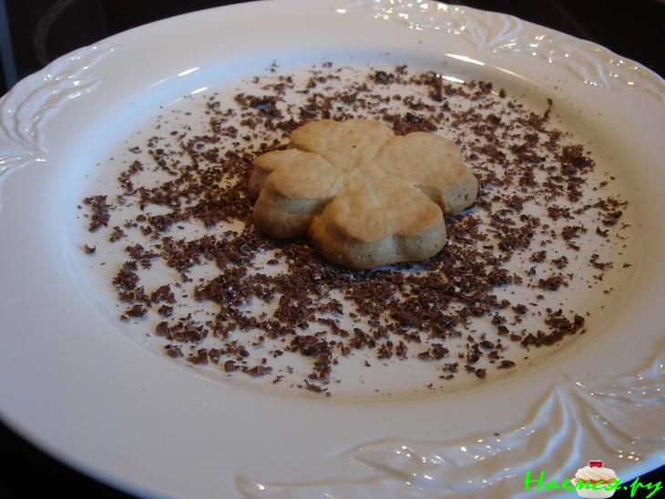 Десерт с песочным печеньем и фруктами Десерт с песочным печеньем и фруктами