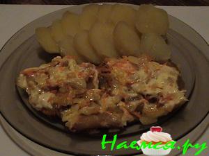 Филе окуня под луково-морковной шубкой Филе окуня под луково-морковной шубкой