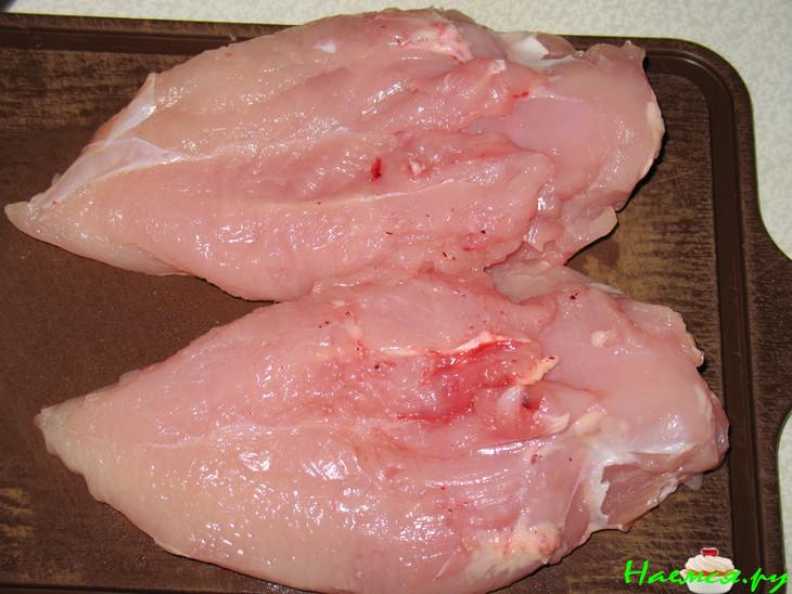 Рулет из куриной грудки с фисташками