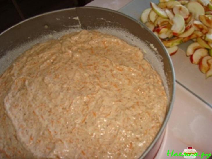 Яблочно-ореховый пирог с морковной стружкой
