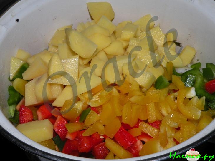 Гуляш куриный &laquo;Светофор&raquo; с красным, желтым и зеленым перцем