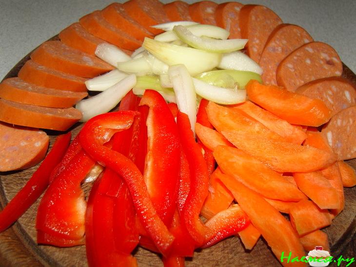 Быстрый гуляш с колбасой