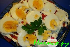 Салат из селедки с помидором, луком и яйцом Салат из селедки с помидором, луком и яйцом