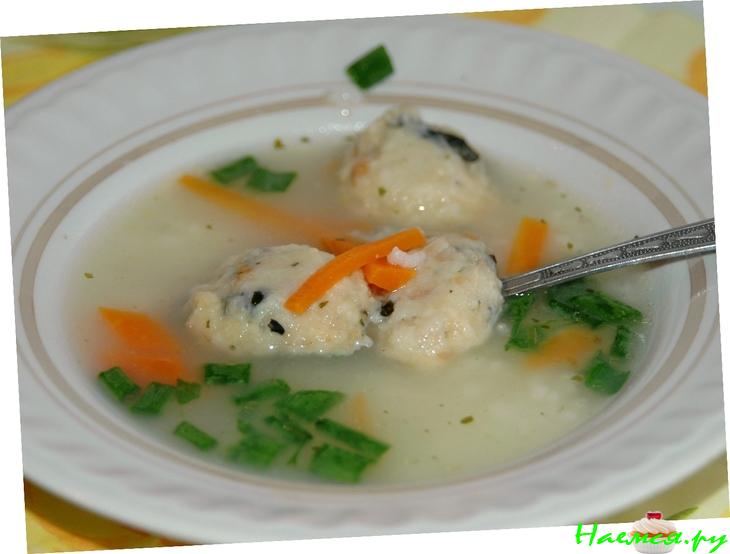 Мясной бульон с клёцками и зеленью