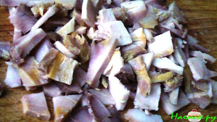 Салат с осетриной, авокадо и перепелиными яйцами