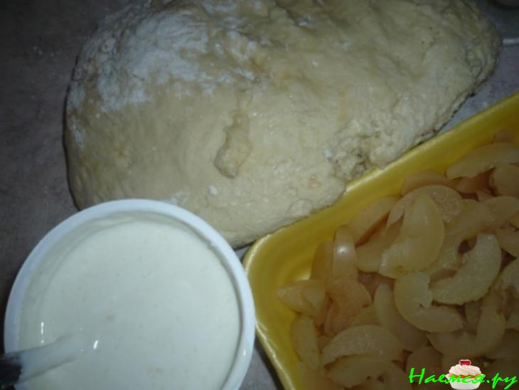 Дрожжевой пирог с яблоками под сметанной заливкой