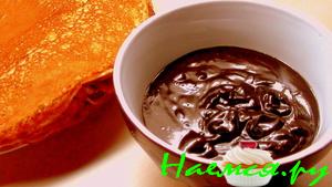 Шоколадно-карамельный соус к блинчикам