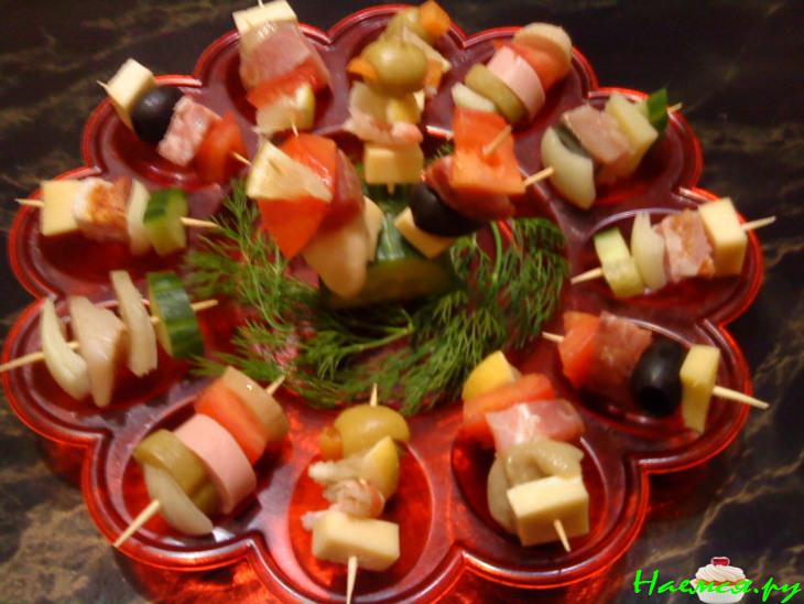 Закуска на шпажках